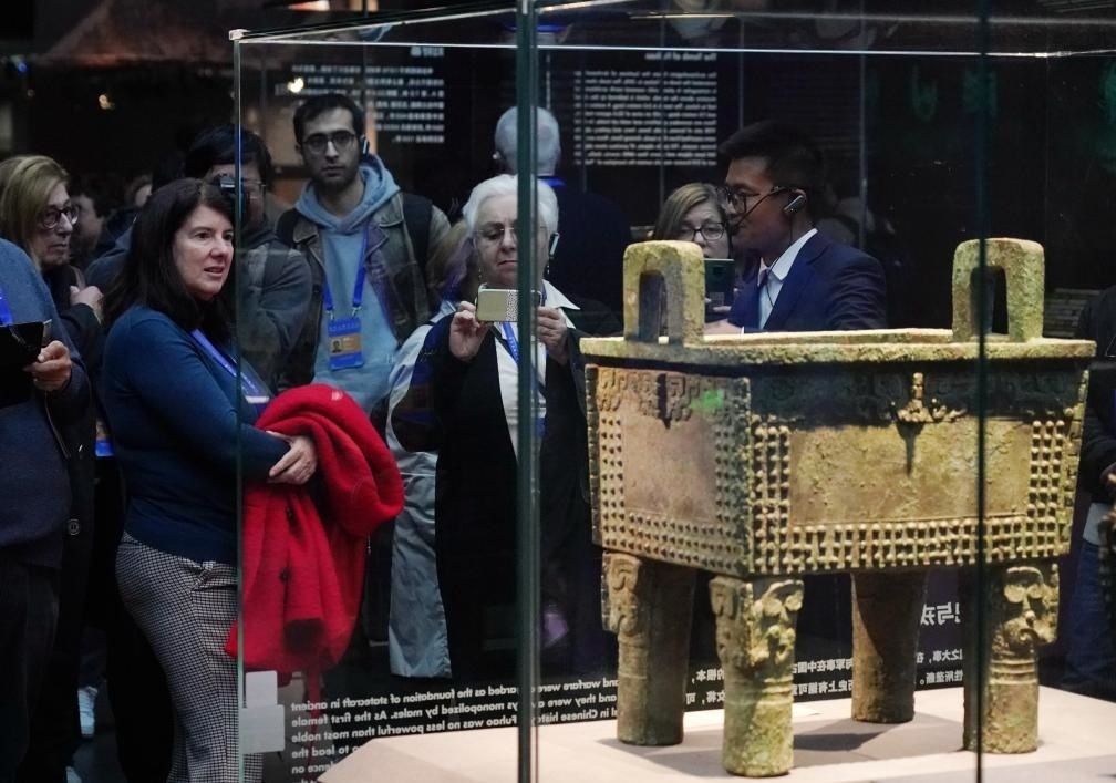 11月6日，中外嘉賓來到中國考古博物館參觀“考古與中華文明溯源展”。該展是本屆世界古典學大會推出的配套活動之一。新華社記者 張晨霖 攝