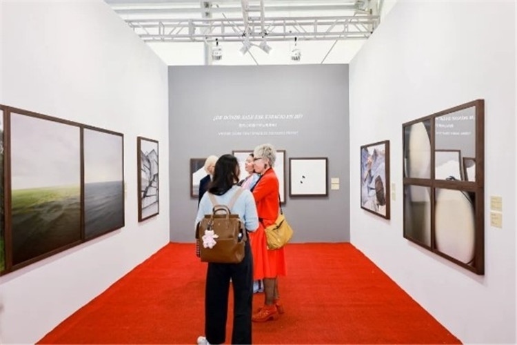 “我內(nèi)心的那個(gè)空從哪里來(lái)？從波濤、云朵和勇氣”西岸藝博會(huì)展覽現(xiàn)場(chǎng) 圖片由主辦方提供