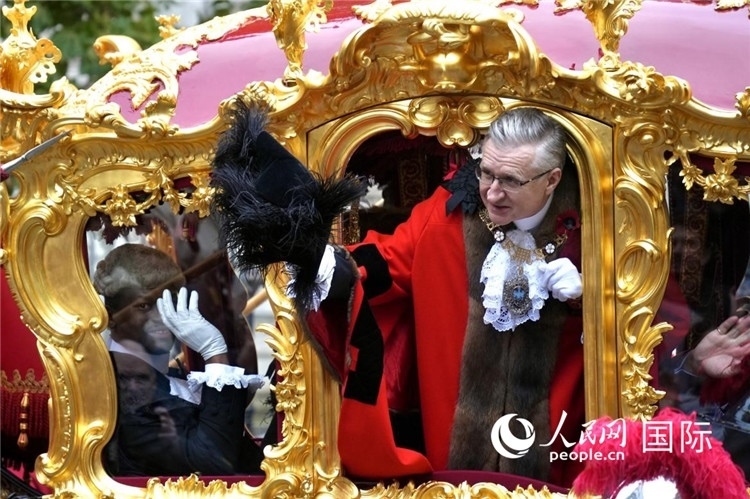 新任金融城市長阿拉斯泰爾·金向人群致意。吳若鳴攝