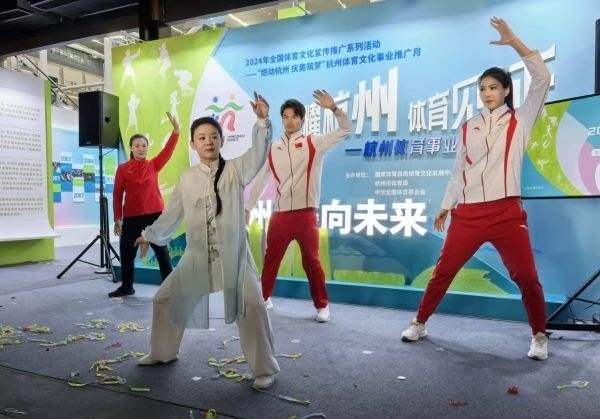 三位奧運(yùn)冠軍進(jìn)行陳式太極拳表演。 人民網(wǎng)記者 楊磊攝