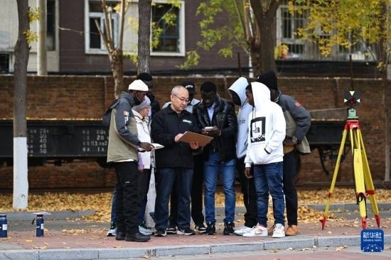 在天津鐵道職業(yè)技術(shù)學(xué)院，老師指導(dǎo)幾內(nèi)亞學(xué)員使用測(cè)距儀器（11月11日攝）。新華社記者 李然 攝