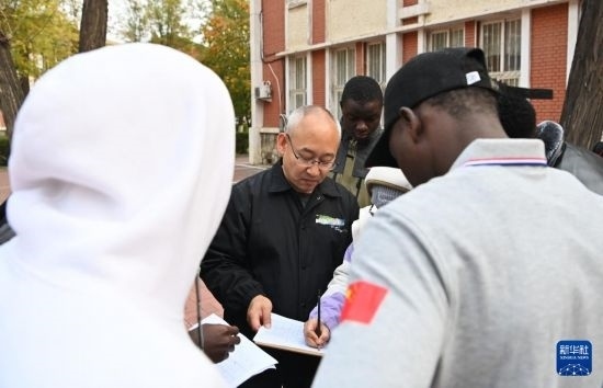 在天津鐵道職業(yè)技術(shù)學(xué)院，老師指導(dǎo)幾內(nèi)亞學(xué)員使用測(cè)距儀器（11月11日攝）。新華社記者 李然 攝