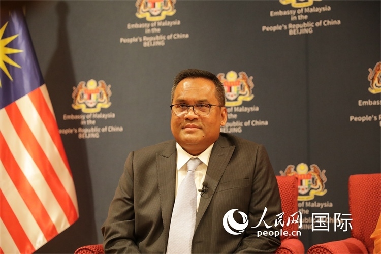 馬來西亞駐華大使諾曼在11月12日召開的記者見面會(huì)上回答記者提問。人民網(wǎng) 王婧攝