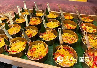 馬來西亞美食節(jié)現(xiàn)場(chǎng)準(zhǔn)備的美食。人民網(wǎng) 王婧攝