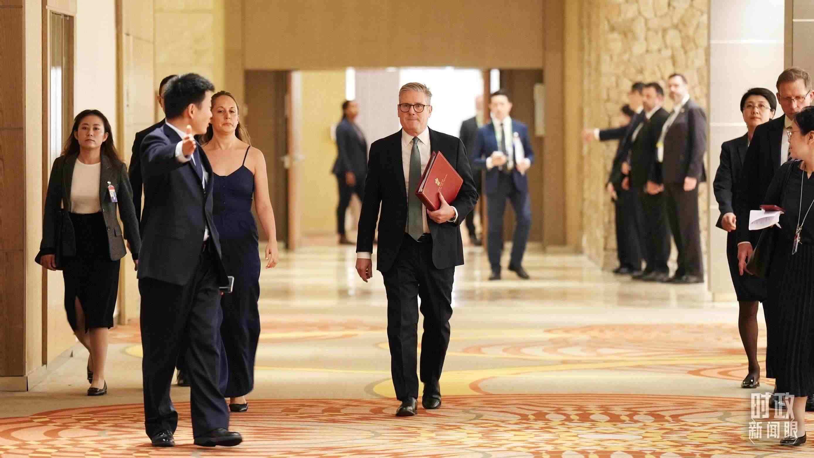 △英國首相斯塔默抵達(dá)會見現(xiàn)場。（總臺記者李晉拍攝）