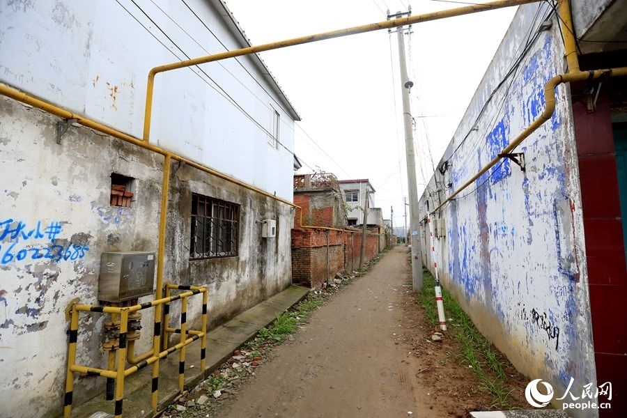 中燃公司在玉山鎮(zhèn)鋪設(shè)完工的燃?xì)夤芫W(wǎng)。人民網(wǎng)記者 慎志遠(yuǎn)攝