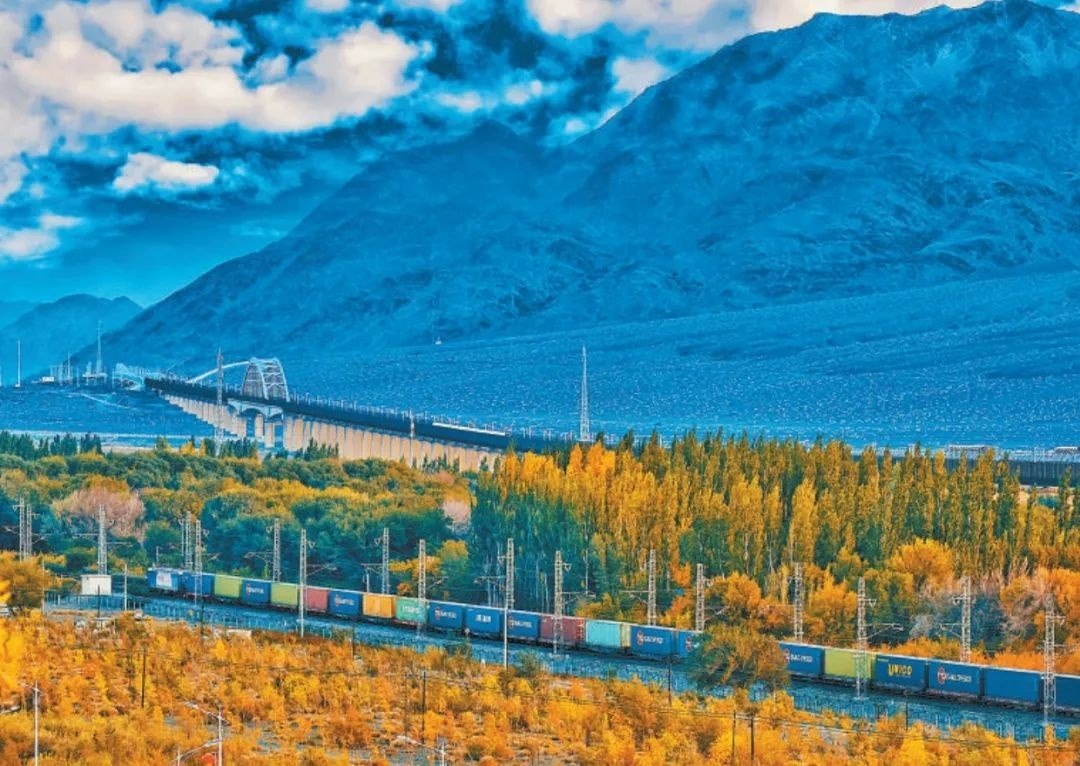 2013年，隨著共建“一帶一路”倡議提出，中歐班列應(yīng)運(yùn)而生。今年11月20日，第十萬列中歐班列正式出境。截至目前，中歐班列累計(jì)運(yùn)送貨物超1100萬標(biāo)箱、貨值超4200億美元，貨物品類達(dá)53大類5萬余種。圖為中歐班列行駛在新疆烏魯木齊達(dá)坂城濕地。擺風(fēng)亮 攝（新華社發(fā)）