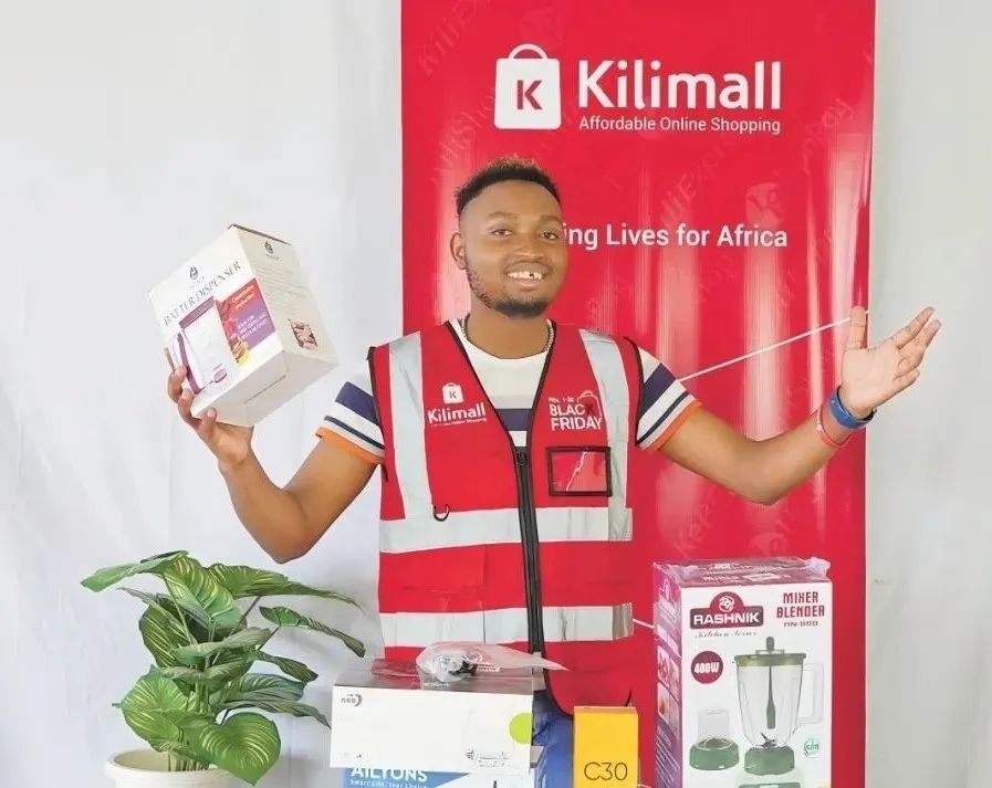 隨著“絲路電商”國(guó)際合作深入推進(jìn)，共建“一帶一路”國(guó)家雙多邊數(shù)字貿(mào)易規(guī)則對(duì)接不斷強(qiáng)化。借助“絲路電商”合作機(jī)制，肯尼亞主播迪克森·恩甘加在當(dāng)?shù)刂辈ж?。劉婉?攝（新華社發(fā)）