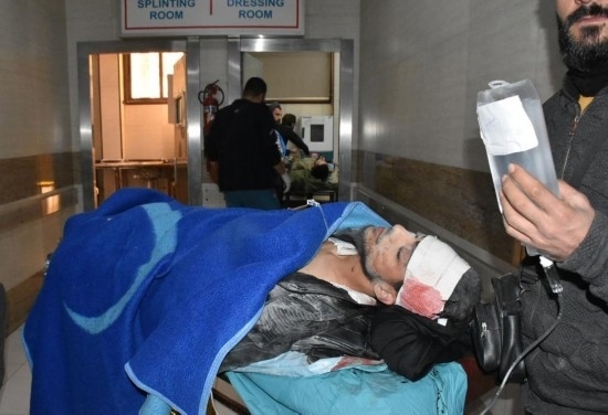 11月29日，在敘利亞阿勒頗，傷者被送往醫(yī)院接受治療。新華社發(fā)