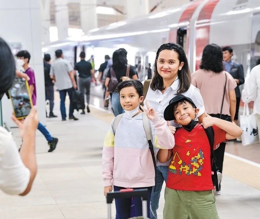 雅萬高鐵是我國(guó)在境外完成全過程勘察設(shè)計(jì)建設(shè)的首個(gè)高鐵項(xiàng)目，于去年10月17日正式開通運(yùn)營(yíng)，是中印尼共建“一帶一路”合作的典范。圖為乘客在和雅萬高鐵動(dòng)車組合影留念。新華社記者 徐欽 攝