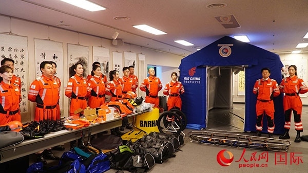國航日韓支社捐贈(zèng)的專業(yè)救援裝備。人民網(wǎng) 蔣曉辰攝