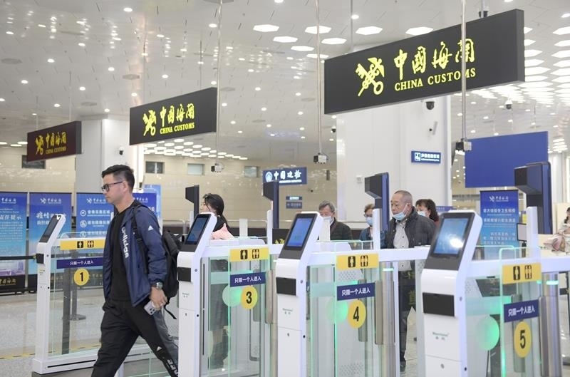 △2024年2月29日，旅客從橫琴口岸過關(guān)。