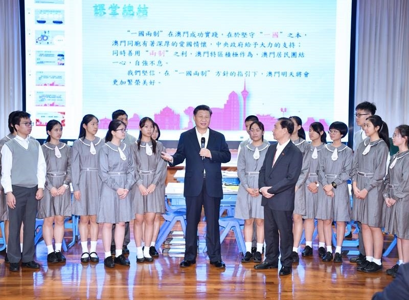 △2019年12月19日，在濠江中學(xué)附屬英才學(xué)校觀摩以“‘一國兩制’與澳門”為題的中國歷史公開課后，習(xí)近平主席走到學(xué)生中間即席發(fā)表重要講話。