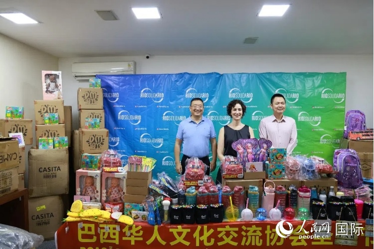 中國(guó)駐里約熱內(nèi)盧總領(lǐng)館副總領(lǐng)事王尉育（右）、里約慈善協(xié)會(huì)主席保拉·菲格雷多（中）、巴西華人文化交流協(xié)會(huì)主席上官建峰（左）出席捐贈(zèng)活動(dòng)并致辭。人民網(wǎng)記者 陳海琪攝