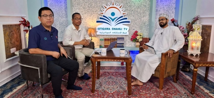 牛曉兵主任參與當(dāng)?shù)仉娨暸_(tái)訪談。中國(guó)援桑醫(yī)療隊(duì)供圖