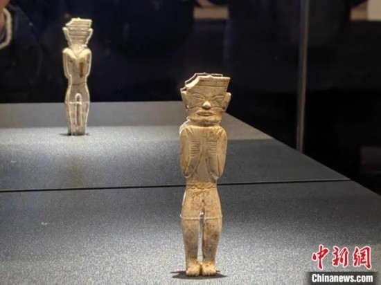 12月14日，“文明先鋒—凌家灘文化玉器展”在故宮博物院文華殿開幕。圖為展覽現(xiàn)場(chǎng)的立姿玉人。 中新社記者 應(yīng)妮 攝