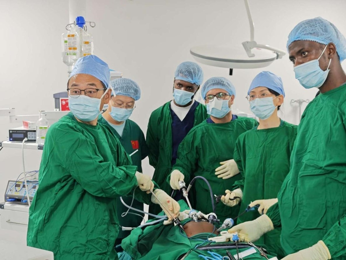 中外醫(yī)師合作進(jìn)行腹腔鏡手術(shù)。中國援桑醫(yī)療隊供圖