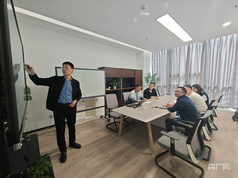 陳平平和團(tuán)隊成員在研討室討論（央廣網(wǎng)記者 王錫斐 攝）