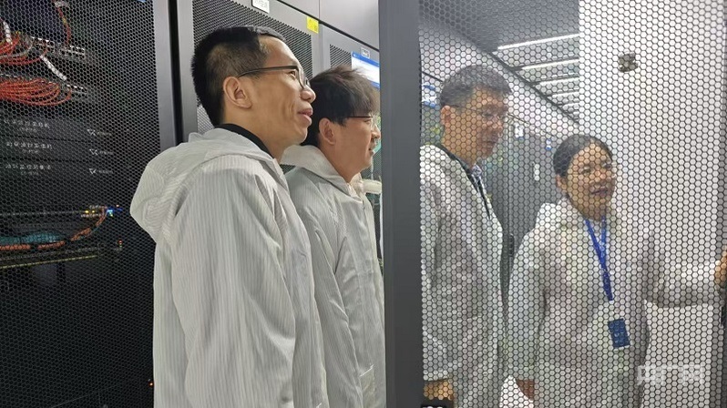 陳平平和團(tuán)隊在實(shí)驗(yàn)室設(shè)備機(jī)房開展創(chuàng)新網(wǎng)絡(luò)測試驗(yàn)證（央廣網(wǎng)記者 王錫斐 攝）