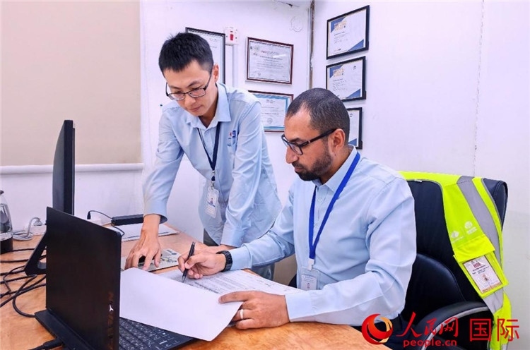 中外員工共同跟進(jìn)項(xiàng)目進(jìn)展。人民網(wǎng)記者 管克江攝