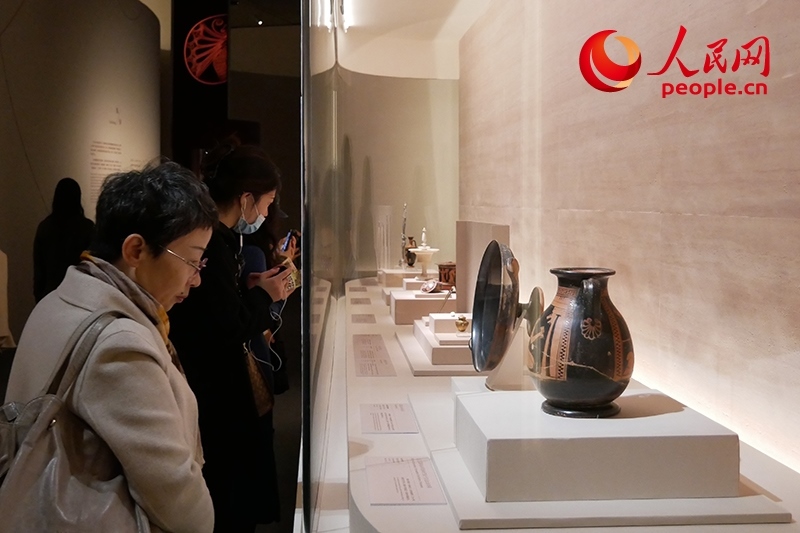 11月13日，觀眾正在國博參觀“美的多元——古希臘的藝術(shù)與生活”展。人民網(wǎng)記者 韋衍行攝
