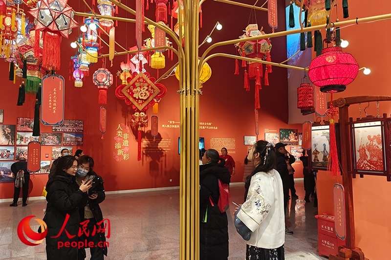 12月21日，觀眾正在參觀“過年——春節(jié)主題展”。人民網(wǎng)記者 韋衍行攝