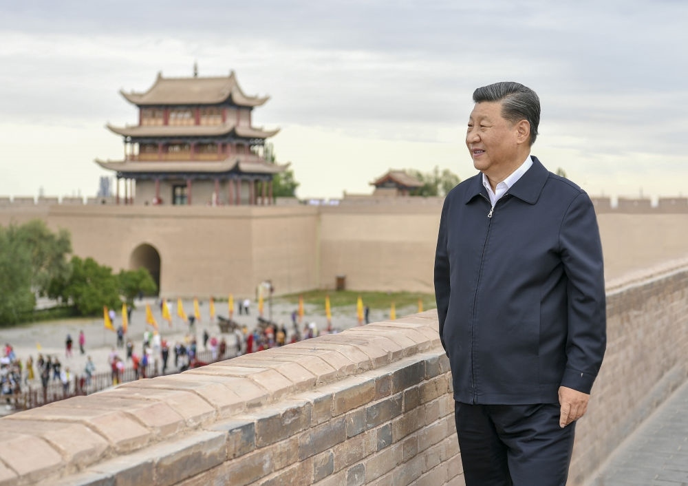 2019年8月20日上午，習(xí)近平總書記來到嘉峪關(guān)關(guān)城，登上城樓察看關(guān)城整體面貌，聽取河西走廊長城、關(guān)隘歷史文化情況介紹。新華社記者 謝環(huán)馳 攝