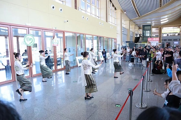 演員在中老鐵路瑯勃拉邦車站表演節(jié)目。蓬屏攝