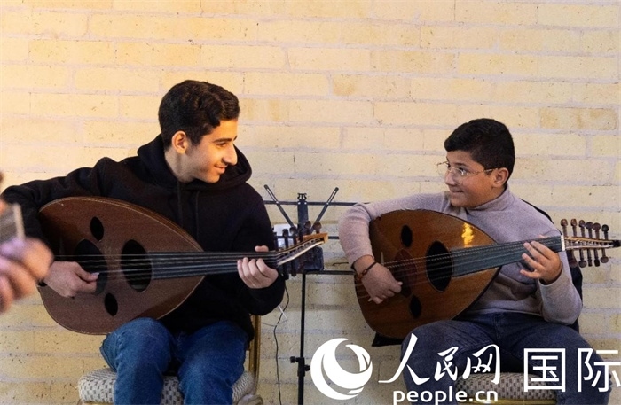 兩名年輕的烏德琴學員。人民網(wǎng) 伊納斯·易卜拉欣攝