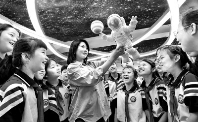 河北省邯鄲市邯山區(qū)實驗小學老師向學生們介紹航空航天知識。郝群英攝/光明圖片