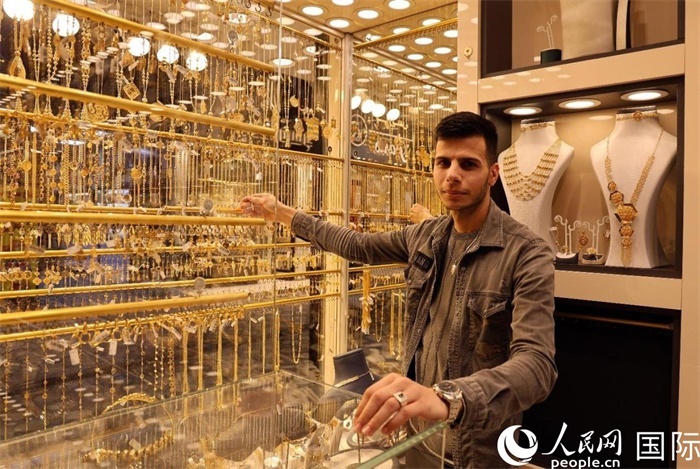 一名銷售員展示黃金飾品。人民網 伊納斯·易卜拉欣攝