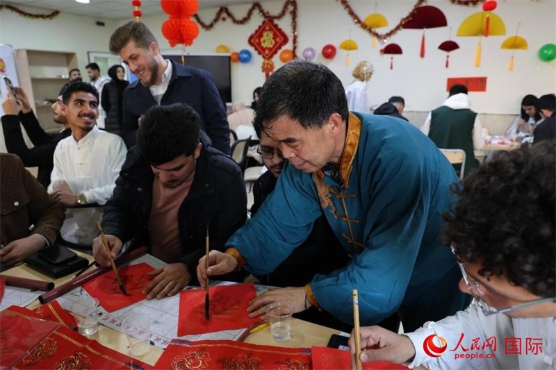 寫(xiě)福字。人民網(wǎng)伊納斯·易卜拉欣攝