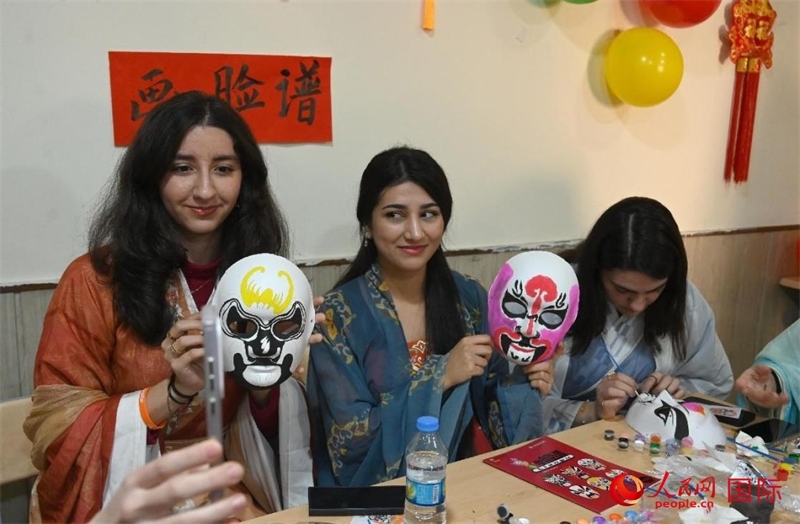 畫(huà)臉譜。人民網(wǎng)伊納斯·易卜拉欣攝