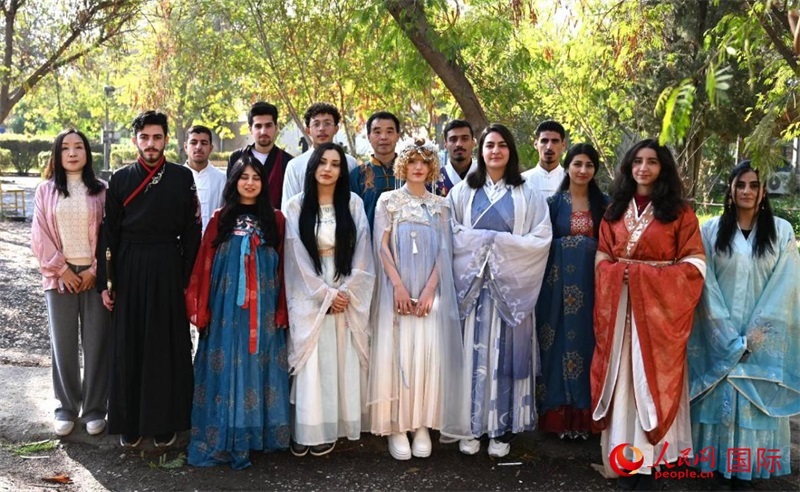 部分參加活動(dòng)的師生合影。人民網(wǎng)伊納斯·易卜拉欣攝