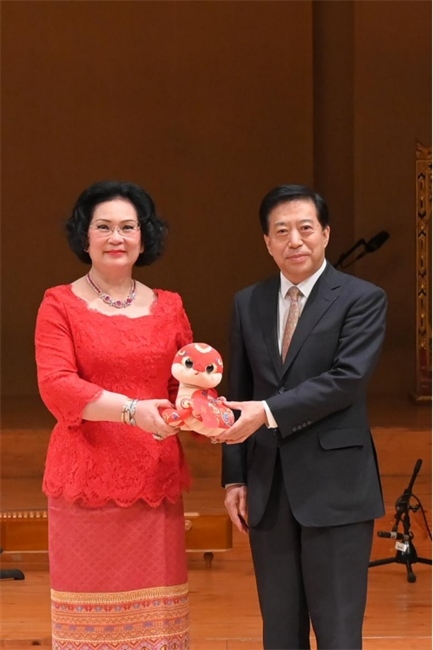 中國駐泰國大使韓志強(qiáng)與國際奧委會委員、泰國愛樂樂團(tuán)董事會主席坤仁帕塔瑪共同出席音樂會。主辦方供圖