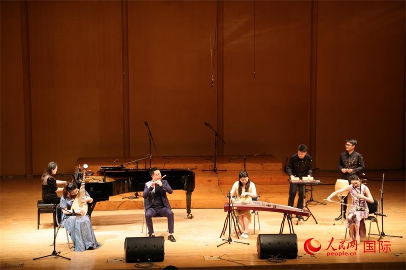 來自云南藝術(shù)學(xué)院的音樂家在演奏《金蛇狂舞》。人民網(wǎng)記者 楊一攝