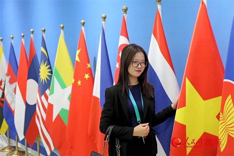 越南芒街市參會代表在南寧國際會展中心參觀。人民網(wǎng)記者 趙益普攝