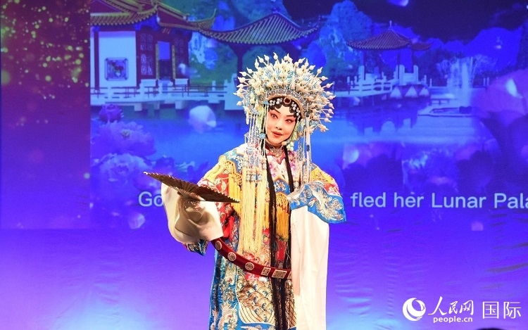 京劇經(jīng)典選段《貴妃醉酒》。人民網(wǎng)記者 殷淼攝