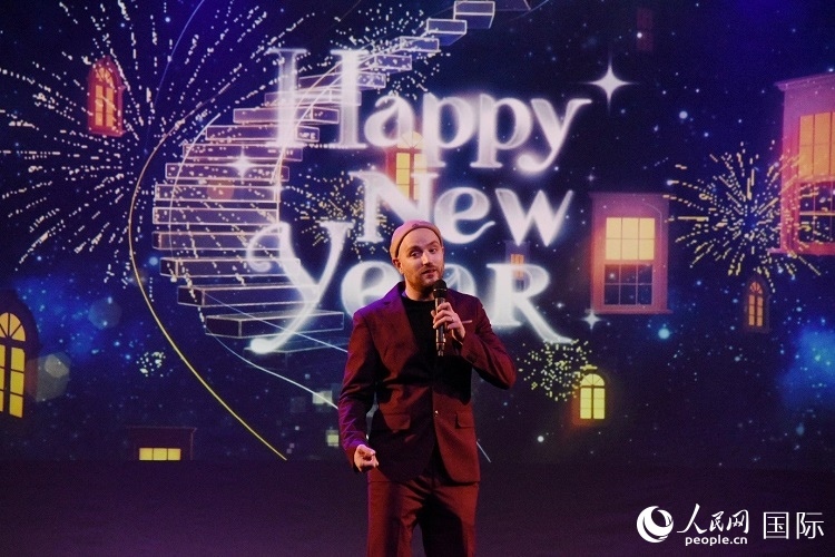 瑞典籍歌手天木演唱歌曲《Happy New Year》。人民網(wǎng)記者 殷淼攝