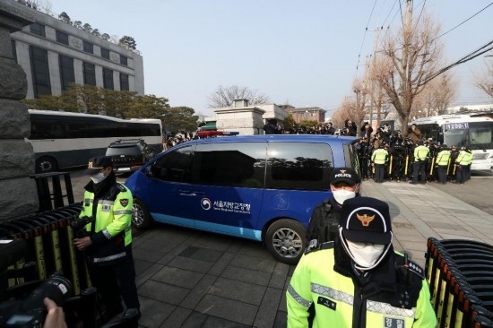  1月21日，尹錫悅乘坐的車輛進(jìn)入韓國(guó)首爾的憲法法院。新華社記者姚琪琳攝