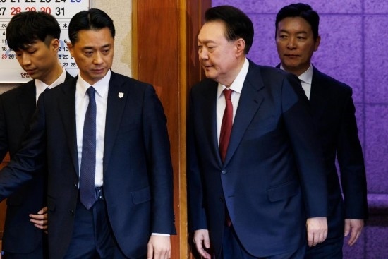  1月23日，尹錫悅（右二）在韓國(guó)首爾憲法法院出席總統(tǒng)彈劾案庭審。新華社發(fā)（Pool圖片，曹城凖攝）