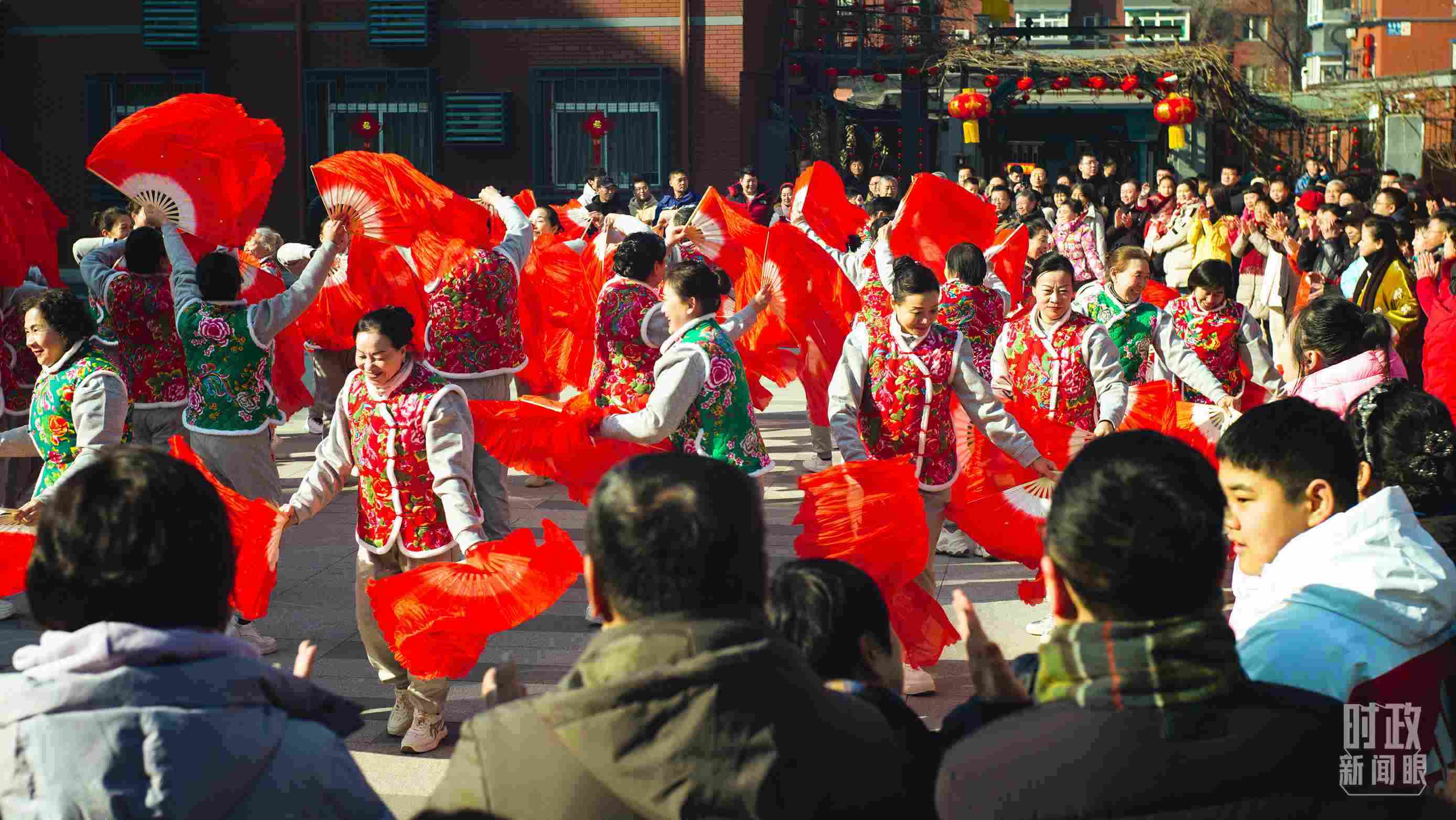 長安小區(qū)文化廣場上，居民們扭起歡快的秧歌。（總臺(tái)央視記者彭漢明拍攝）