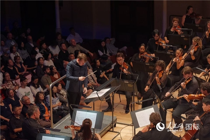 奧克蘭市政廳《空?！方豁懬莩霈F(xiàn)場(chǎng)。張波若攝