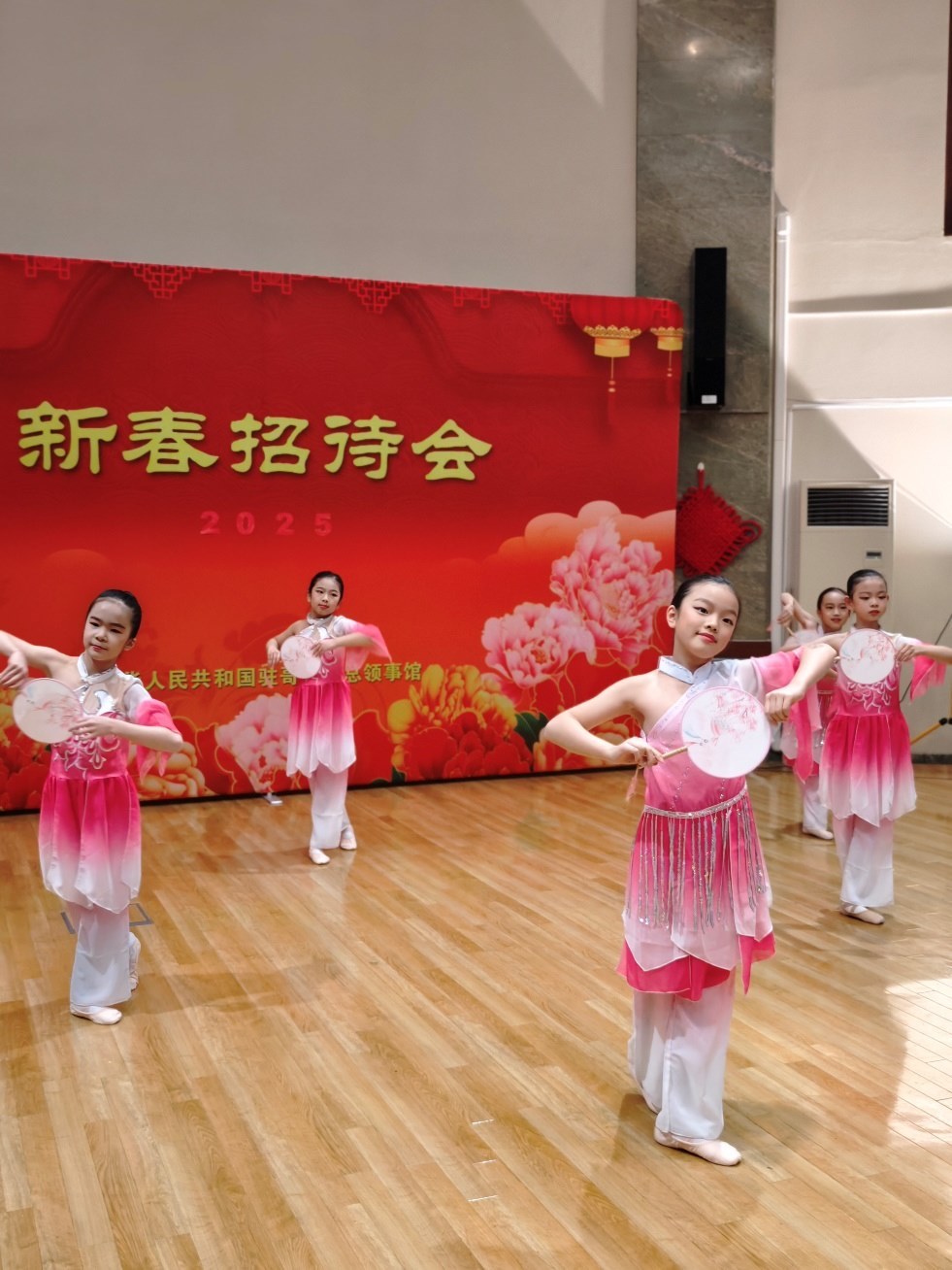 兒童舞蹈表演。中國駐哥德堡總領館供圖