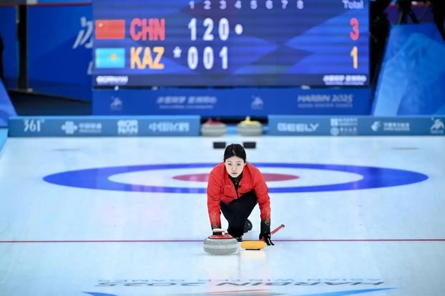 2月4日，中國隊選手韓雨在比賽中擲壺。新華社記者 江漢 攝