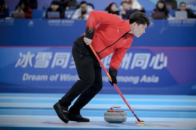 2月4日，中國隊選手王智宇在比賽中擦冰。新華社記者 江漢 攝