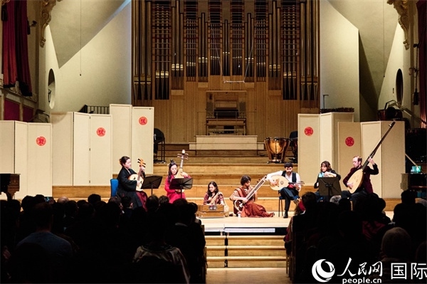 英國(guó)中樂(lè)團(tuán)和倫敦魯特琴樂(lè)團(tuán)演奏《絲綢之韻》。楊浩鵬攝