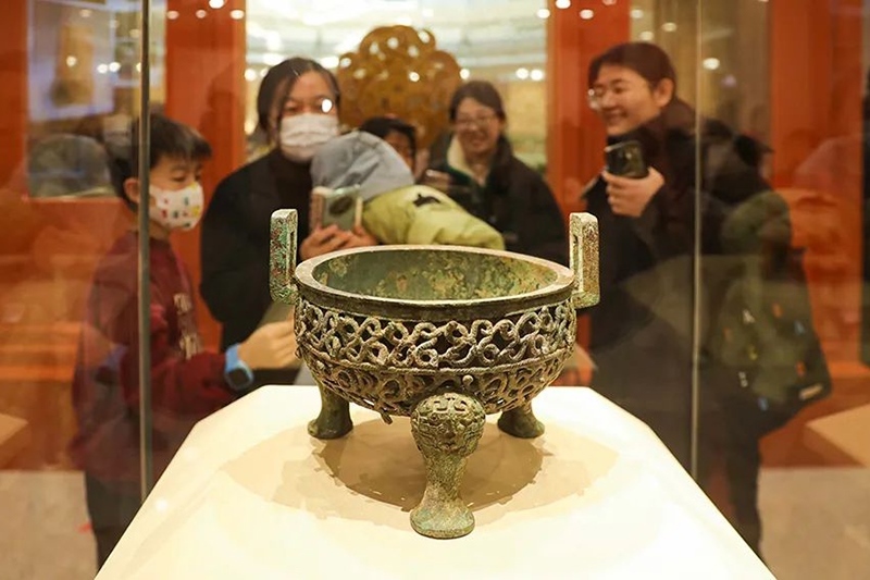 “尋蛇——藏在山西博物院里的蛇”展出的蟠蛇紋鏤空鼎。山西博物院供圖