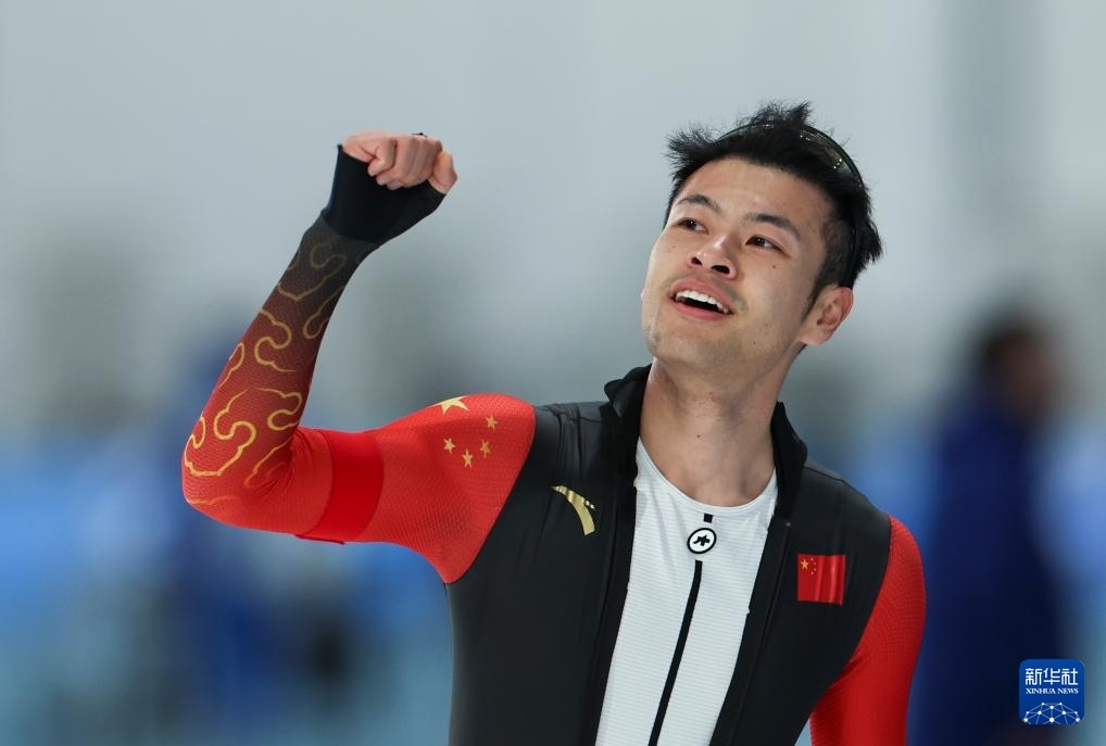 2月8日，寧忠?guī)r慶祝奪冠。新華社記者 王楷焱 攝