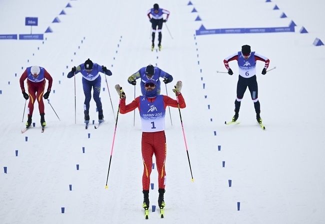 2月8日，王強(qiáng)（中）慶祝奪冠。新華社記者 張龍攝